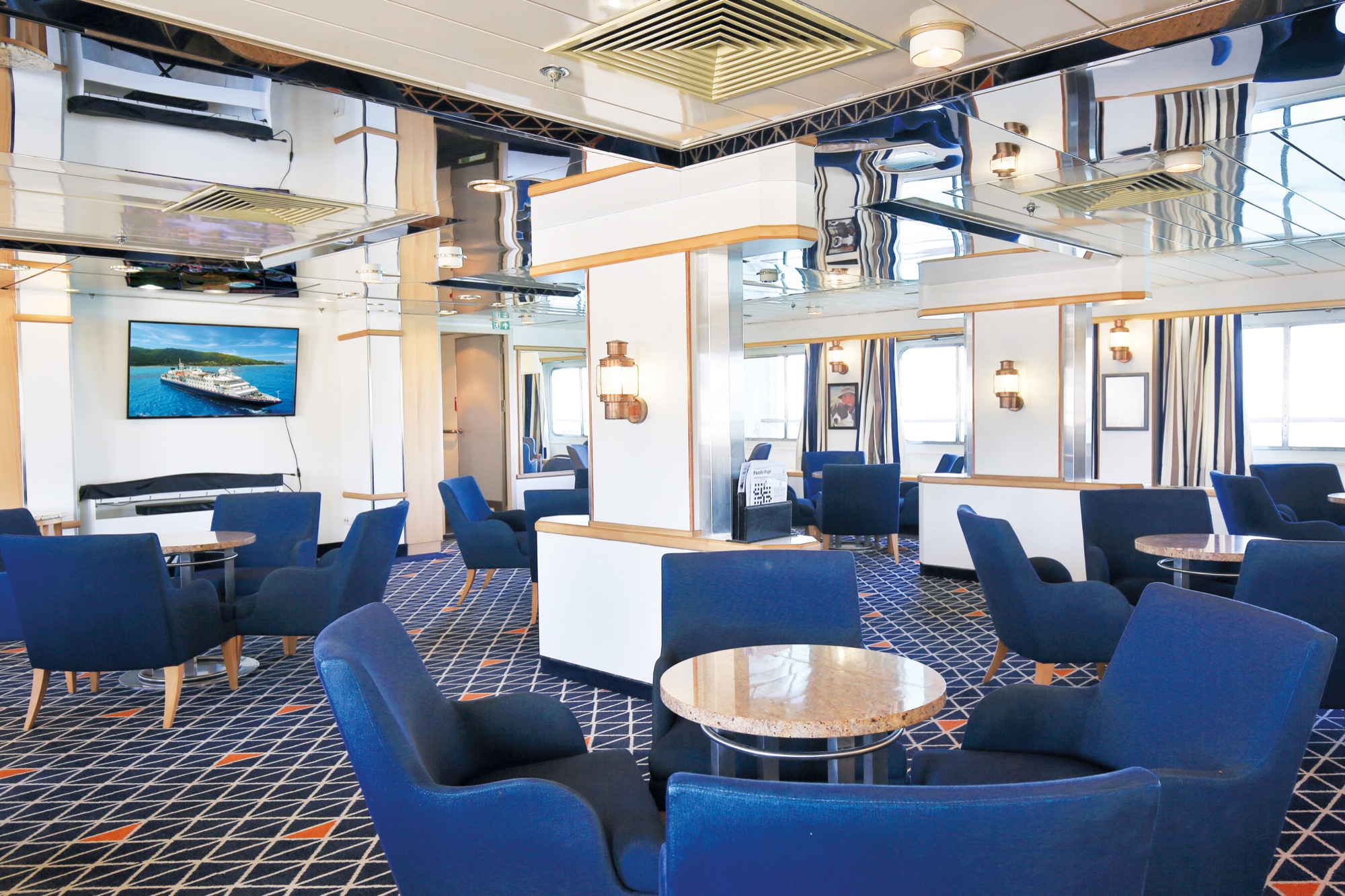 CroisiEurope La Belle des Oceans Bar 3.jpg